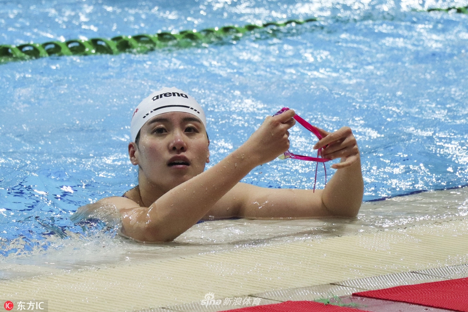 傅园慧热身备战 花泳衣抢镜