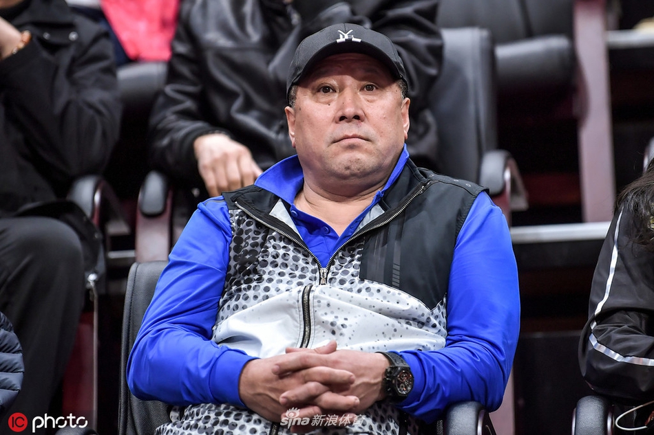 李永波观看CBA季后赛