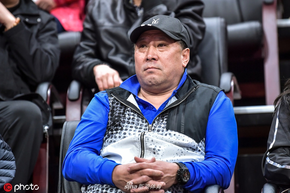 李永波观看CBA季后赛