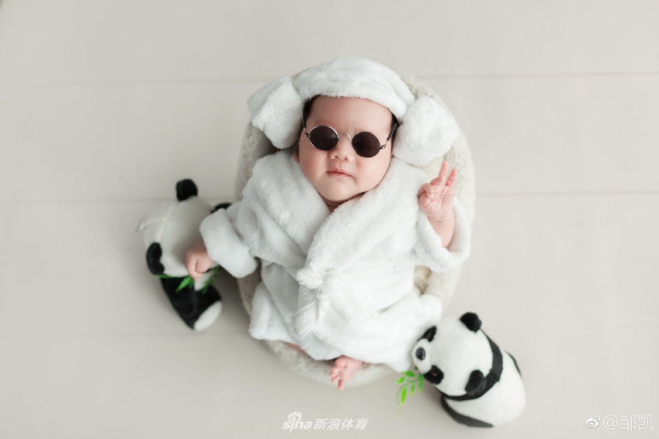 邹凯周捷儿子满月照