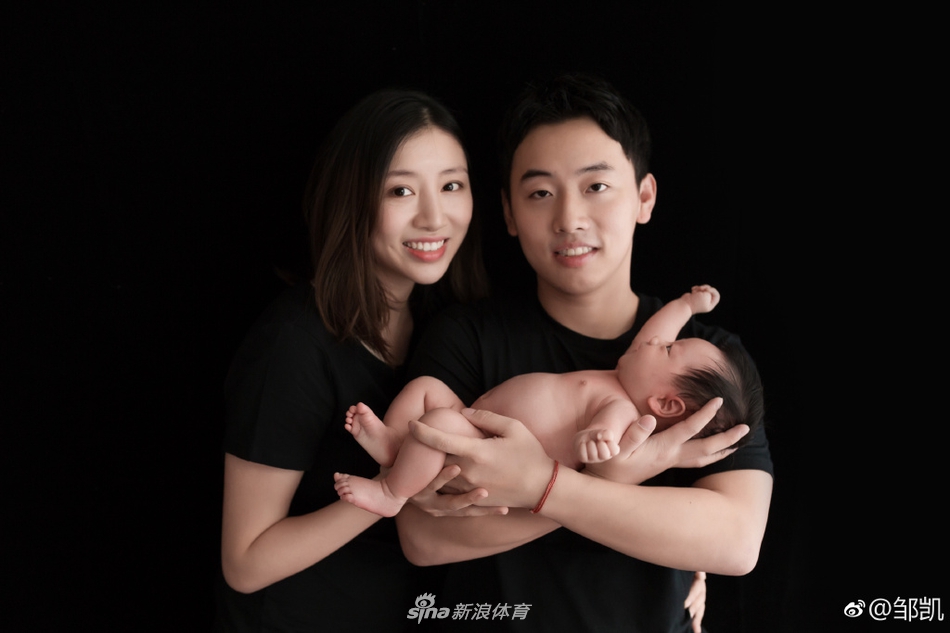 邹凯周捷儿子满月照