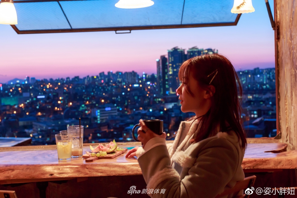 何姿出游美照穿搭时尚