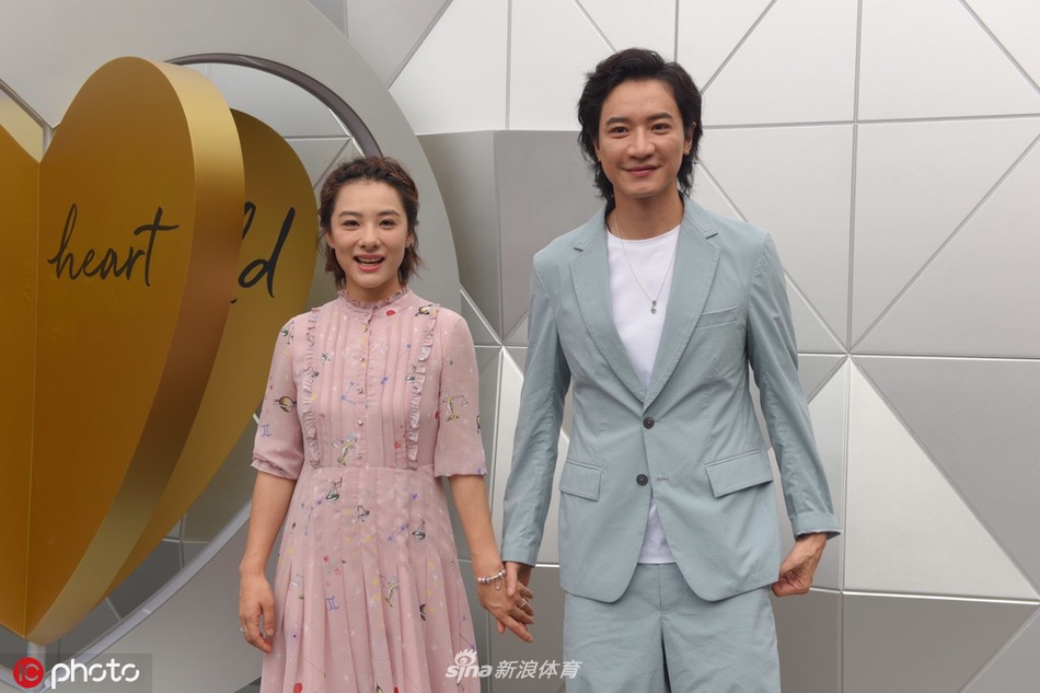 刘璇与老公出席时尚活动 十指紧扣笑容甜美