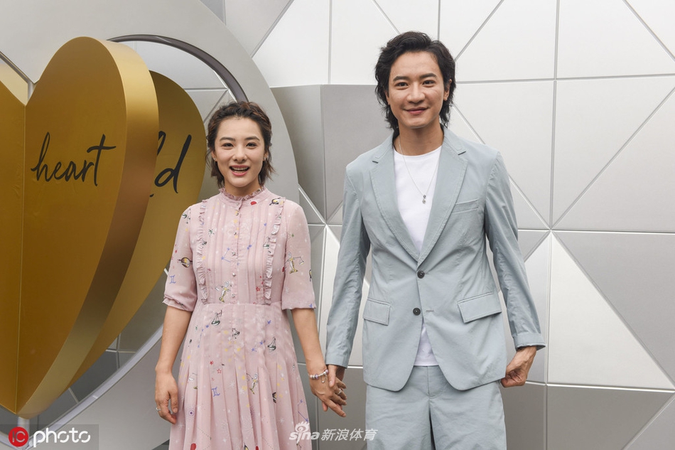 刘璇与老公出席时尚活动 十指紧扣笑容甜美