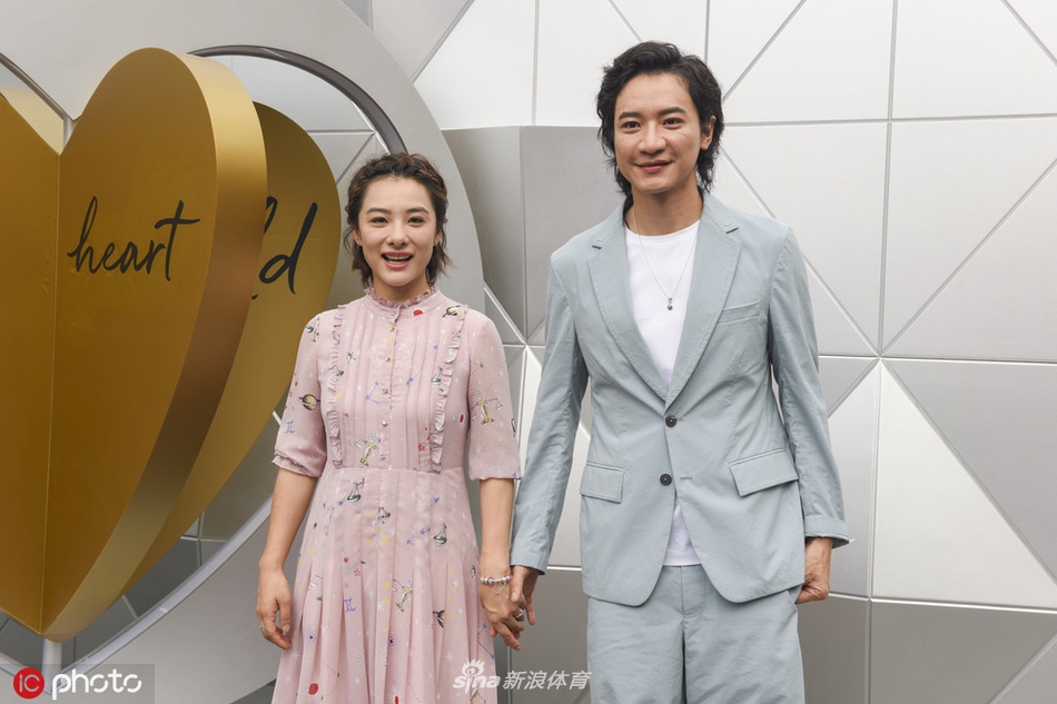 刘璇与老公出席时尚活动 十指紧扣笑容甜美