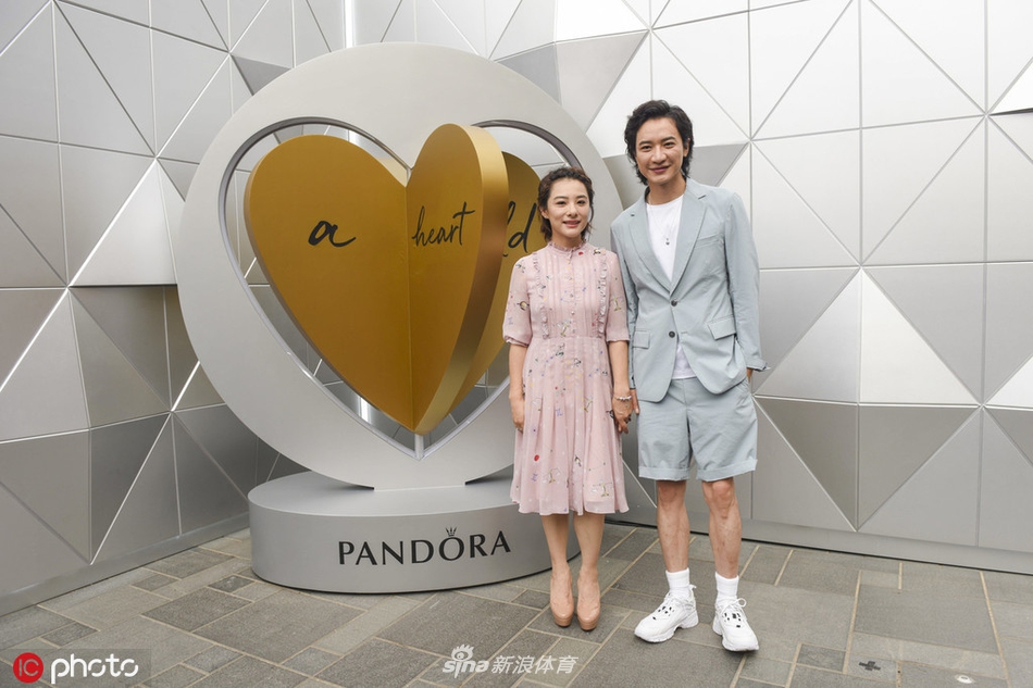 刘璇与老公出席时尚活动 十指紧扣笑容甜美