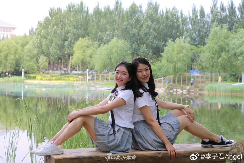 致青春！花滑女神李子君硕士毕业纪念照