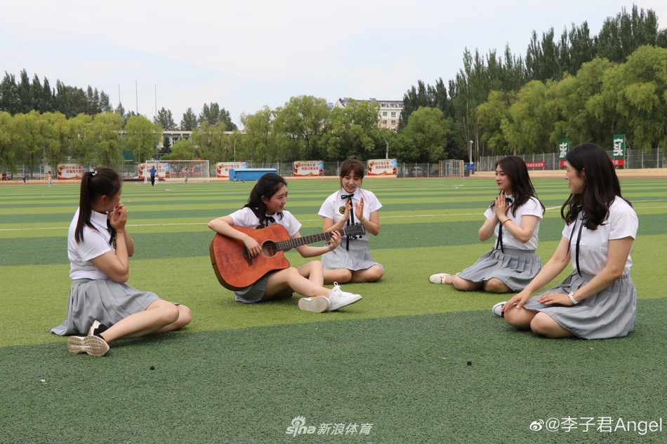 致青春！花滑女神李子君硕士毕业纪念照