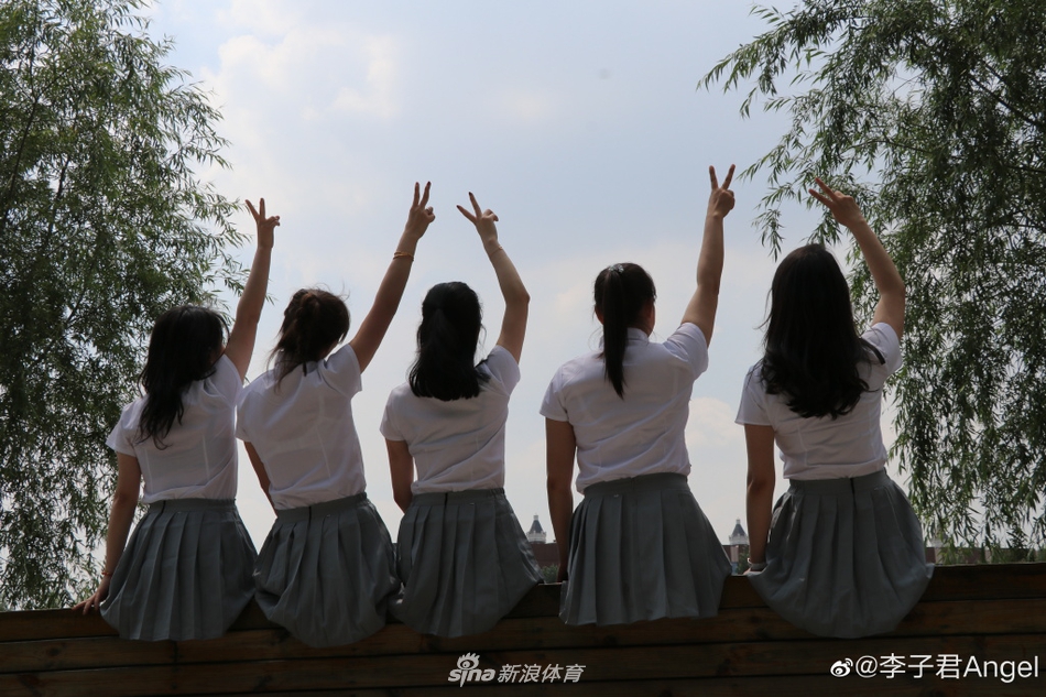 致青春！花滑女神李子君硕士毕业纪念照