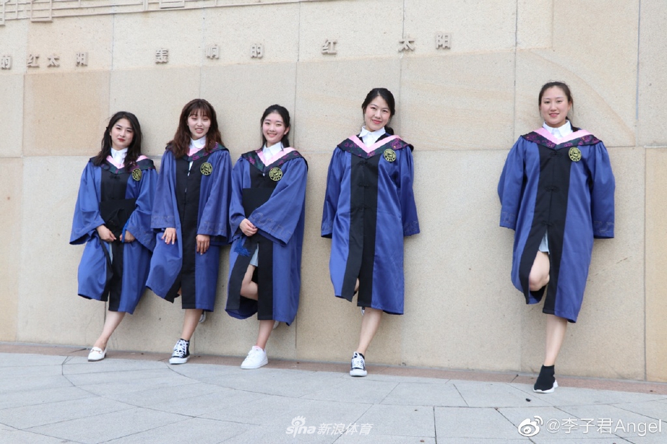 致青春！花滑女神李子君硕士毕业纪念照