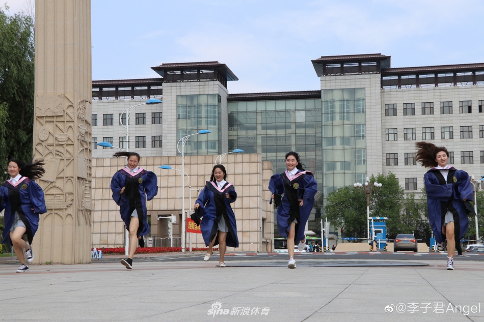致青春！花滑女神李子君硕士毕业纪念照