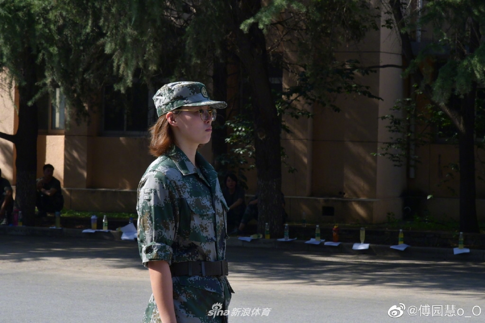 傅园慧军训照英姿飒爽