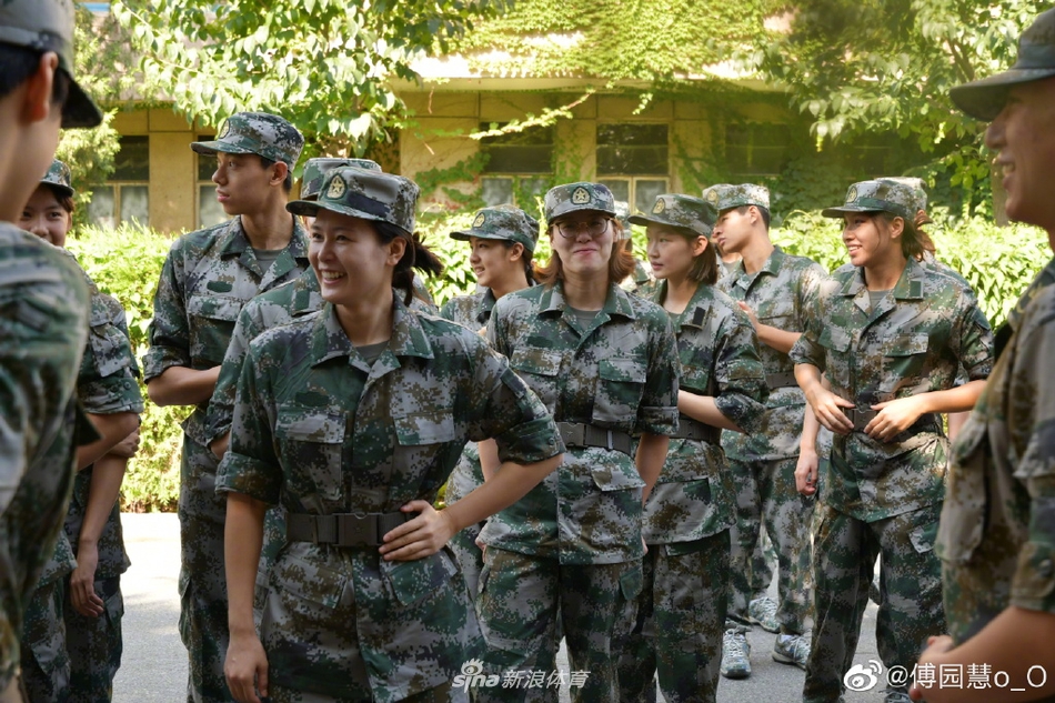 傅园慧军训照英姿飒爽