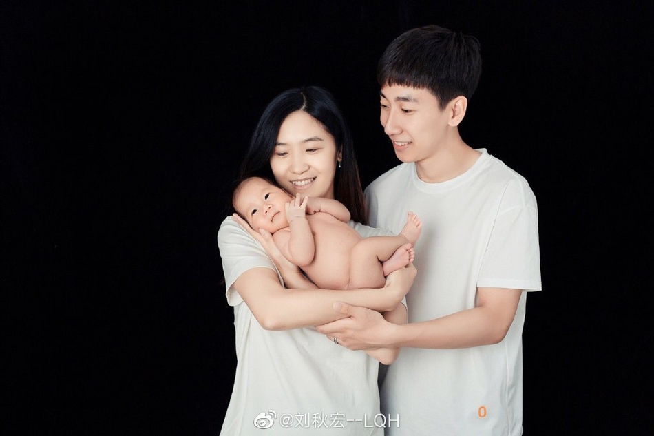 韩天宇刘秋宏儿子满月照