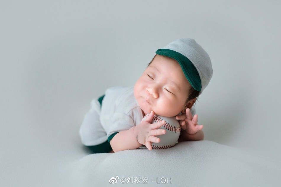 韩天宇刘秋宏儿子满月照