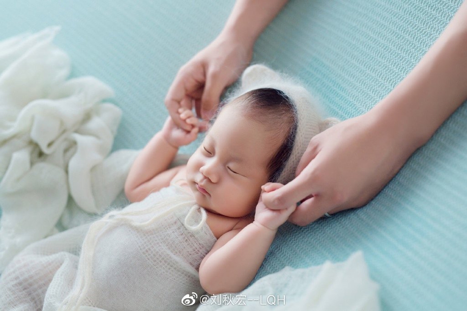 韩天宇刘秋宏儿子满月照