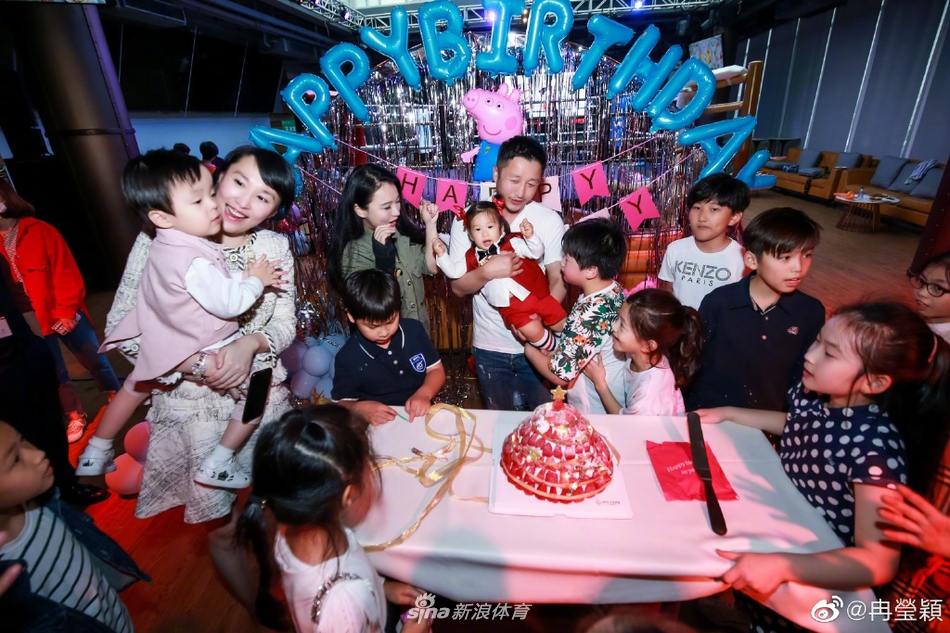邹市明冉莹颖为小儿子庆祝一周岁生日