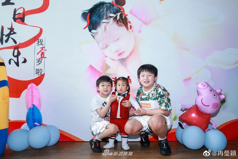 邹市明冉莹颖为小儿子庆祝一周岁生日