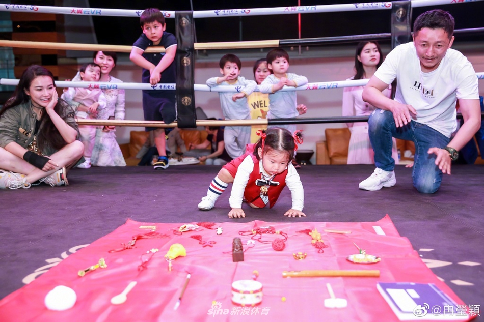 邹市明冉莹颖为小儿子庆祝一周岁生日