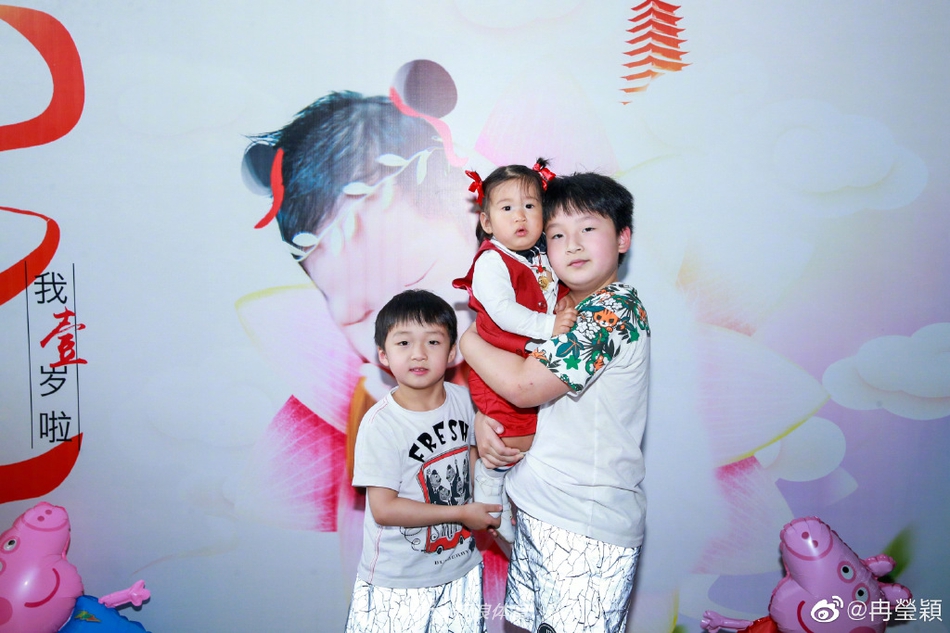 邹市明冉莹颖为小儿子庆祝一周岁生日