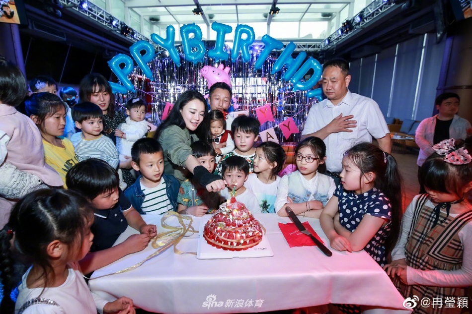 邹市明冉莹颖为小儿子庆祝一周岁生日