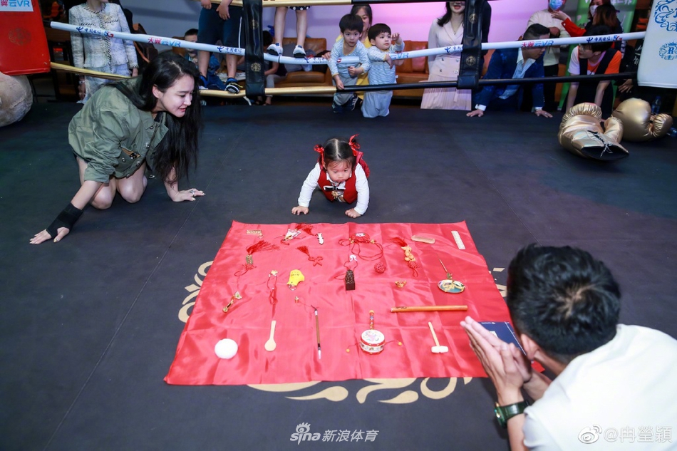 邹市明冉莹颖为小儿子庆祝一周岁生日