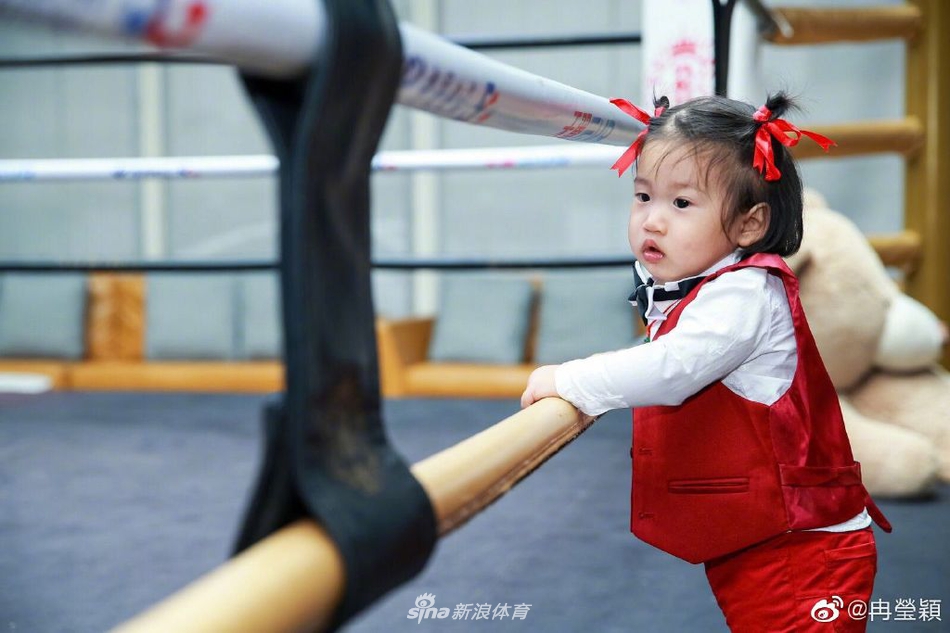 邹市明冉莹颖为小儿子庆祝一周岁生日