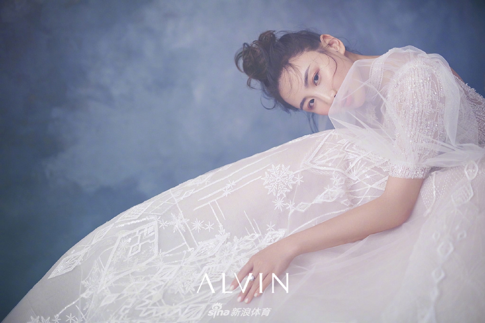 蹦床公主何雯娜晒婚纱照