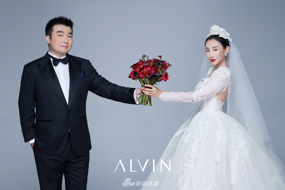 蹦床公主何雯娜晒婚纱照