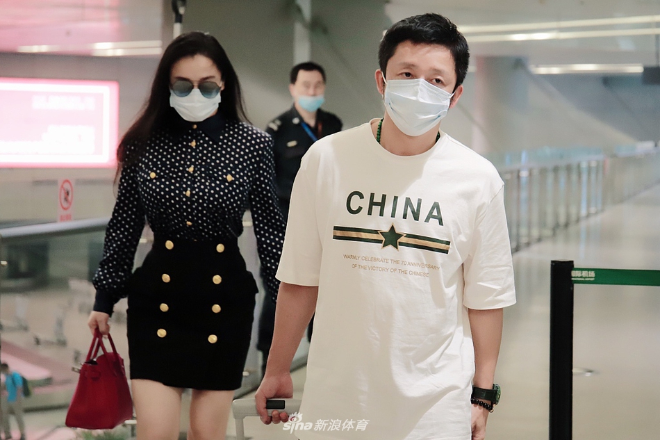 邹市明冉莹颖现身机场 两人并肩同行十指紧扣
