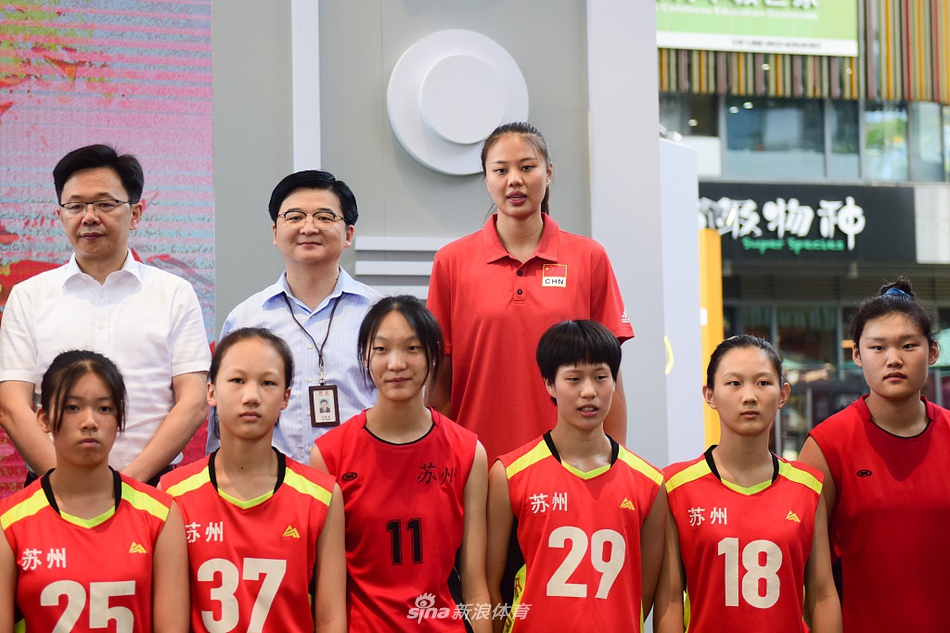 中国女排体育文化展开幕 龚翔宇助阵