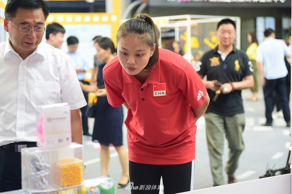 中国女排体育文化展开幕 龚翔宇助阵