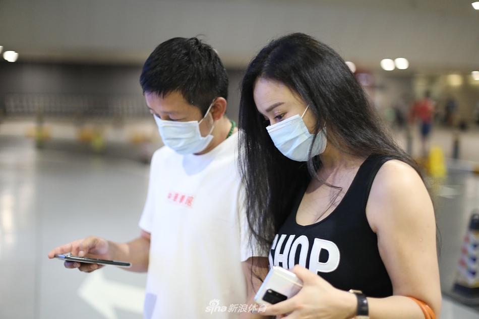 邹市明冉莹颖现身虹桥机场 牵手同行显恩爱