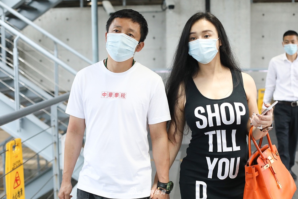 邹市明冉莹颖现身虹桥机场 牵手同行显恩爱