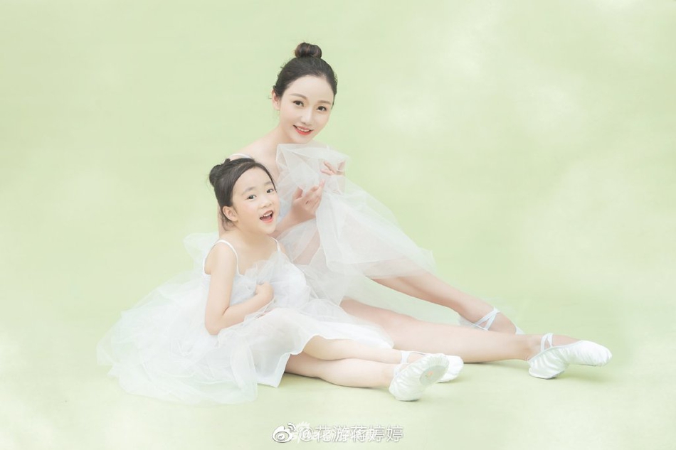 花游美女蒋婷婷与女儿拍亲子照