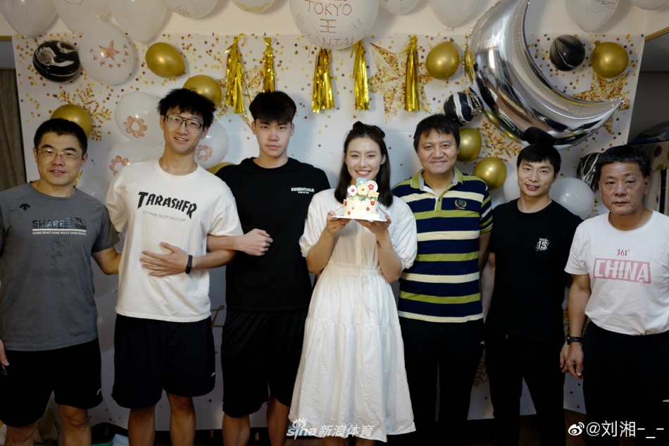 游泳女神刘湘庆祝24岁生日