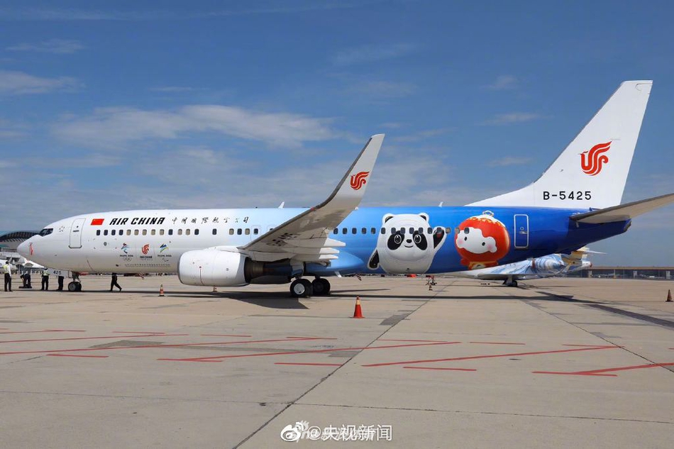 首架冬奥彩绘飞机“冬奥冰雪号”亮相