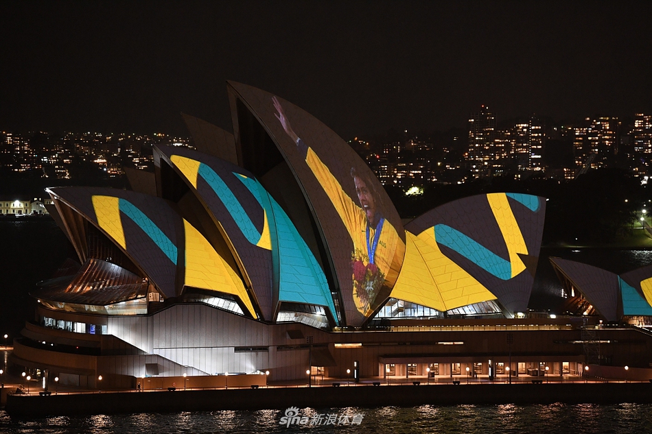 奥运冠军影像投上悉尼大剧院