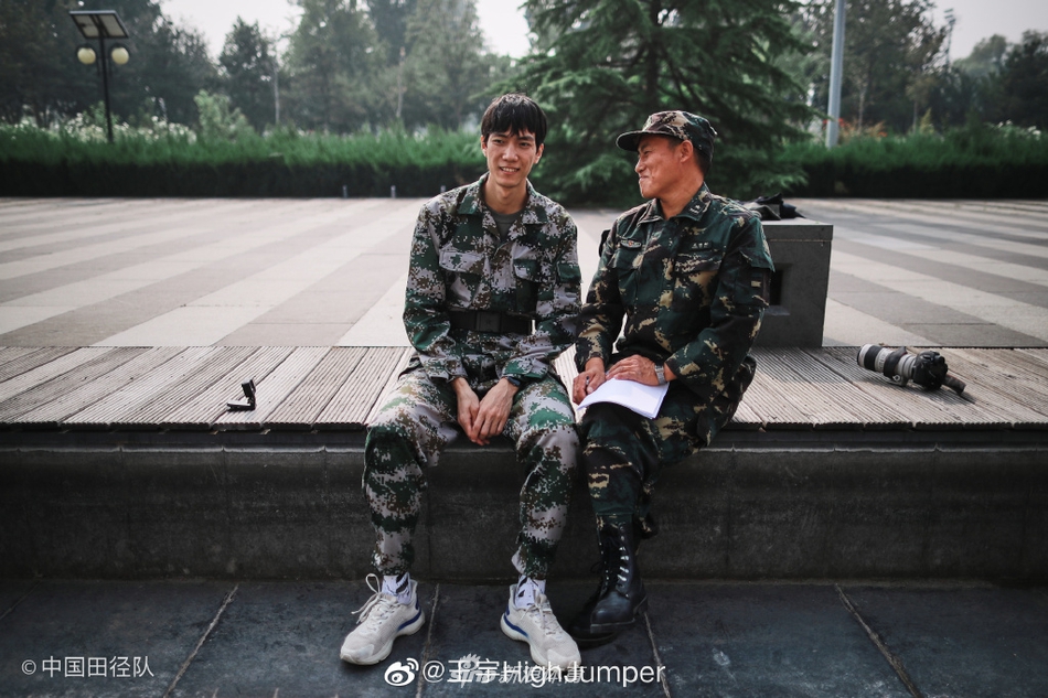 跳高名将王宇晒帅气军训照