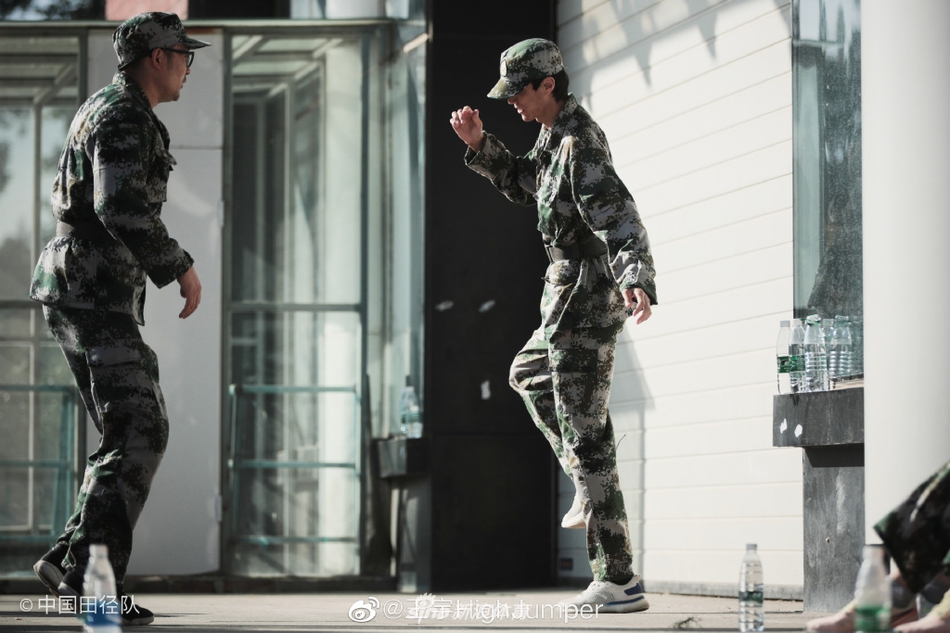 跳高名将王宇晒帅气军训照