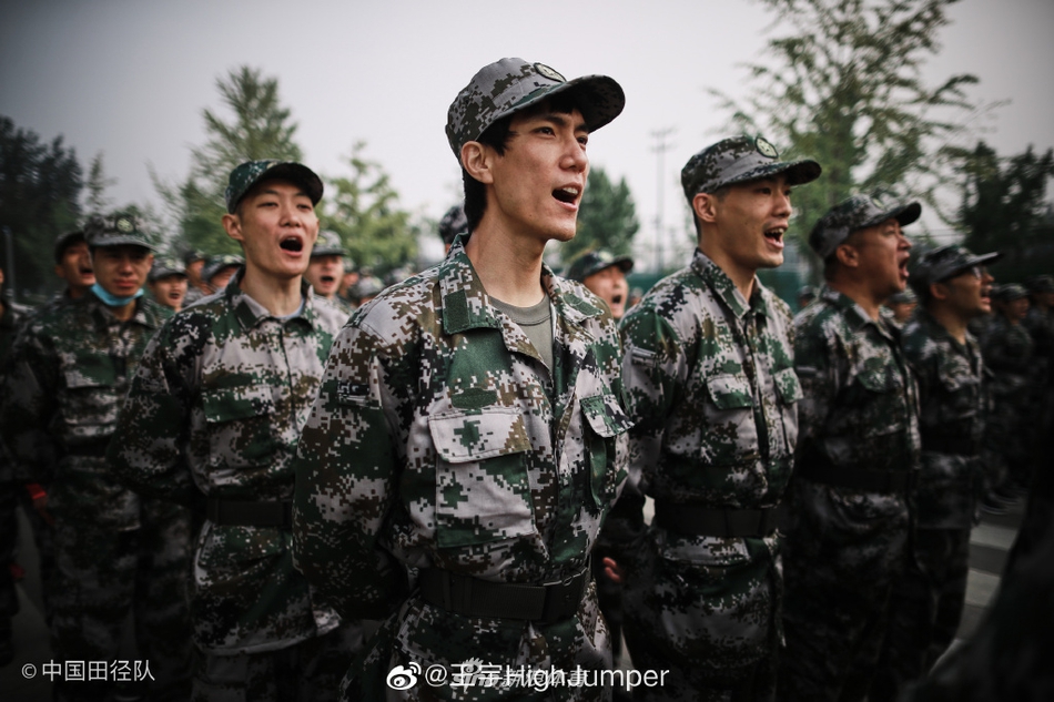 跳高名将王宇晒帅气军训照