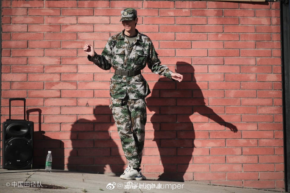 跳高名将王宇晒帅气军训照