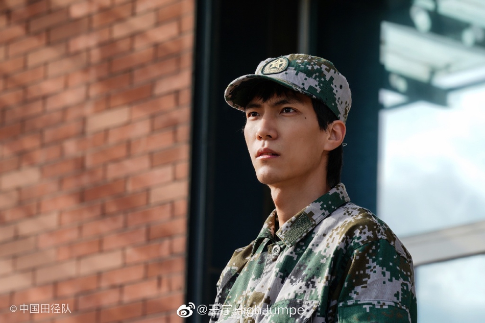 跳高名将王宇晒帅气军训照