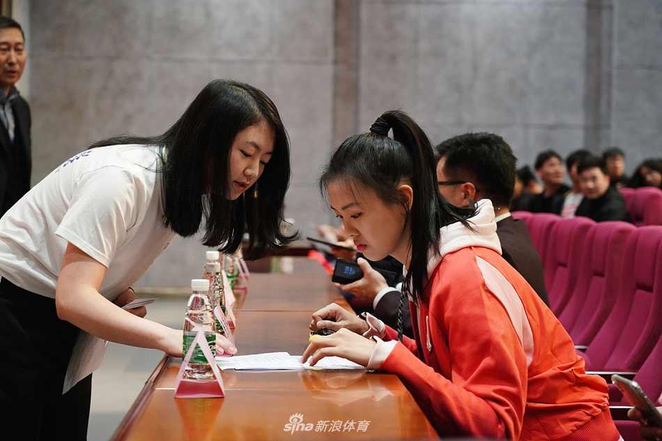 张常宁清新扮相亮相南京大学