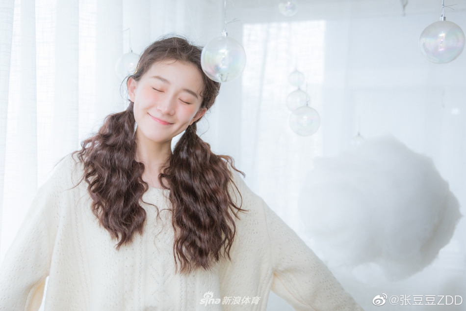 艺术体操女神张豆豆卷发造型