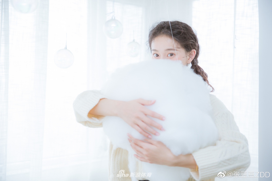 艺术体操女神张豆豆卷发造型