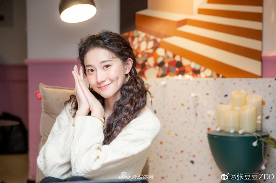 艺术体操女神张豆豆卷发造型