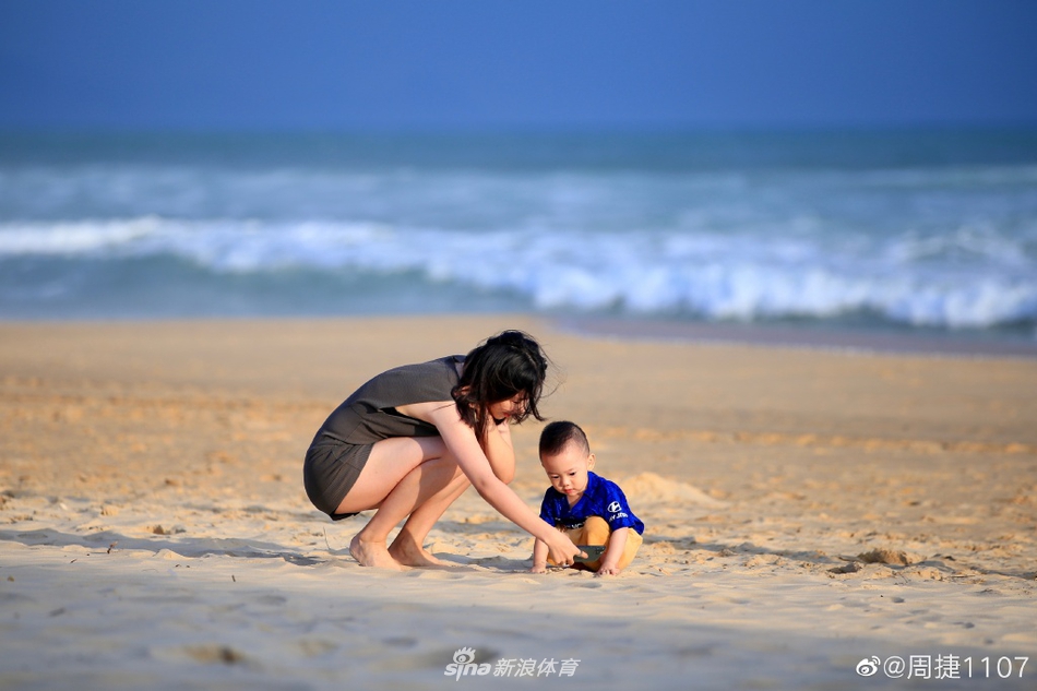 乘风踏浪 邹凯妻子周捷海边美照