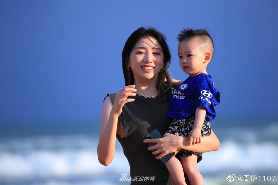 乘风踏浪 邹凯妻子周捷海边美照
