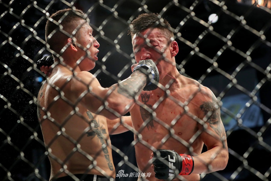 傲日其楞 VS 杰夫-莫利纳 (6)